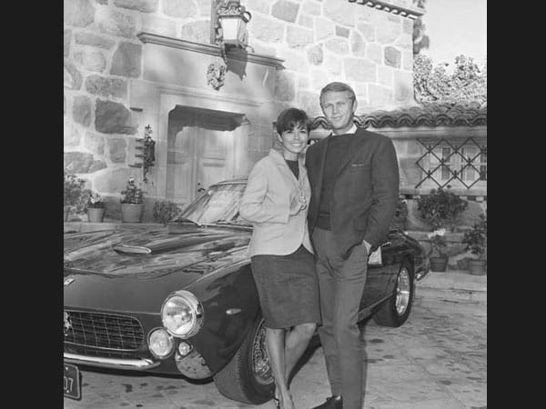 McQueen besaß unter anderem einen Ferrari 250 Lusso Berlinetta, Ferrari GTB/4, Jaguar D-Type, Dodge Charger und Ferrari 512S. Hier vor einem Ferrari mit seiner Frau Neile McQueen.