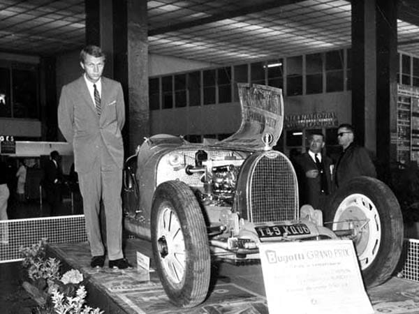 Doch am liebsten posierte McQueen nur mit Autos - hier neben einem alten Bugatti.