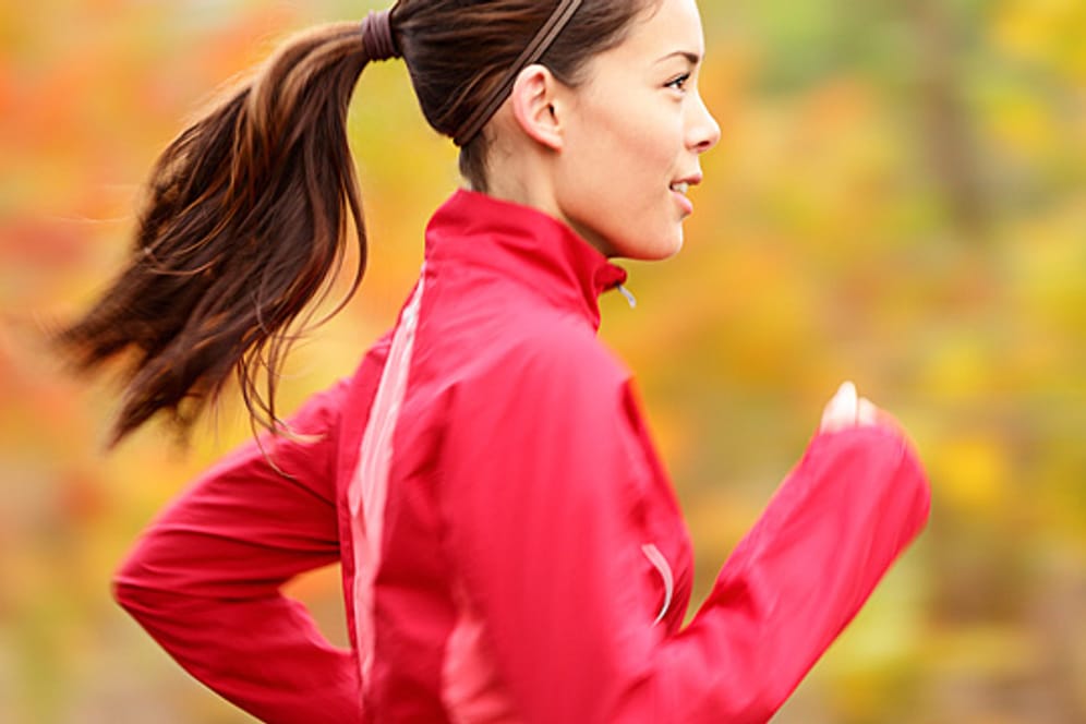 Mit der richtigen Laufbekleidung macht Joggen auch im Herbst und Winter Spaß