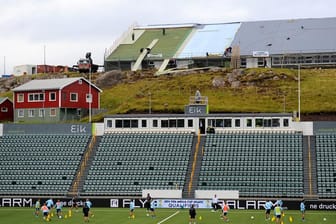 Das Abschlusstraining der deutschen Nationalelf vor dem WM-Qualifikationsspiel gegen die Färöer Inseln im Stadion von Tórshavn: Während das Team von Jogi Löw sein Training absolviert, wird im Hintergrund fleißig an einer Halle gebaut.