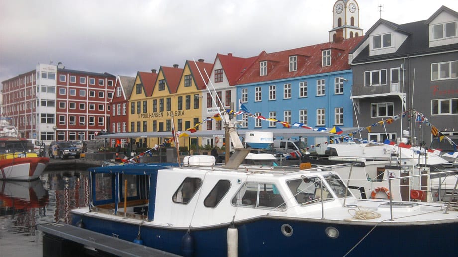 Während die Deutschen dem Spiel gegen die Färöer entgegenfiebern, geht es in der Hauptstadt Tórshavn beschaulich zu.
