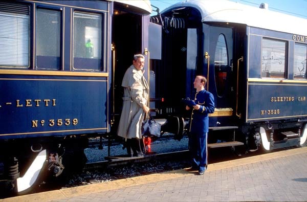 Seit 130 Jahren folgt der Orient-Express dem endlosen Band der Gleise. Während der 1920er-Jahre war er Inbegriff für Glamour und feine Gesellschaft. Auch heute bezahlt man für die zweitägige Strecke London-Venedig noch ab 2370 Euro.