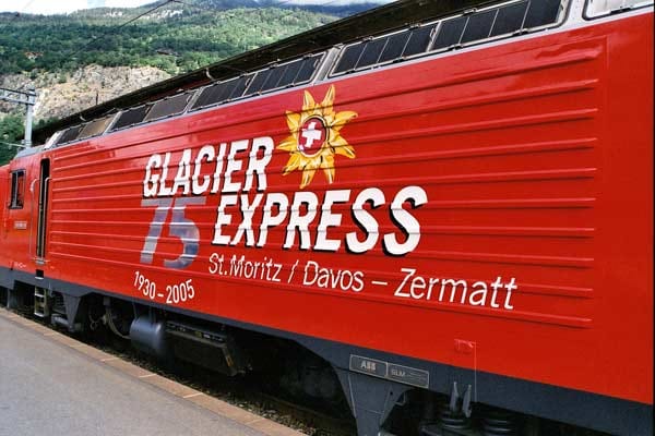 Mit dem Zug reisen, bedeutet stilvoll zu reisen: Zumindest wenn es in gemütlichem Ambiente geschieht, wie im Schweizer Traditionszug "Glacier Express". Eine einfach Fahrt von St. Moritz nach Zermatt kostet 110 Euro.