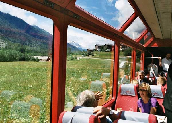 Der "Glacier Express" führt durch unberührte Berglandschaften, traditionsreiche Nobelkurorte, wilde Schluchten, liebliche Täler, 91 Tunnels und Hunderte imposanter Brücken.