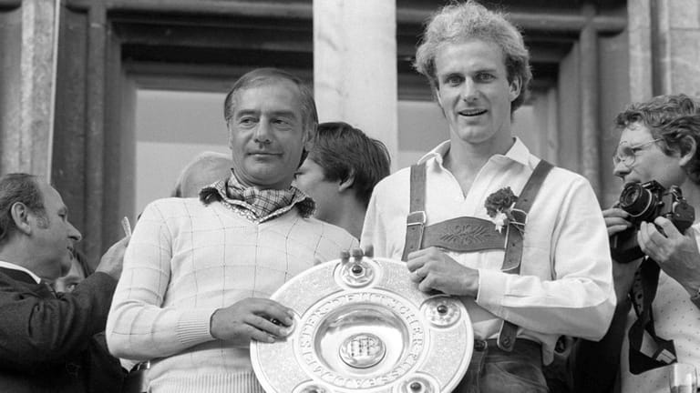 Unter Pal Csernai (li.) ist der FC Bayern das erste deutsche Team, das die Raumdeckung praktiziert. Mit modernem Spiel können Rummenigge (re.) und Co. in der Saison 1980/1981 den Meistertitel verteidigen.