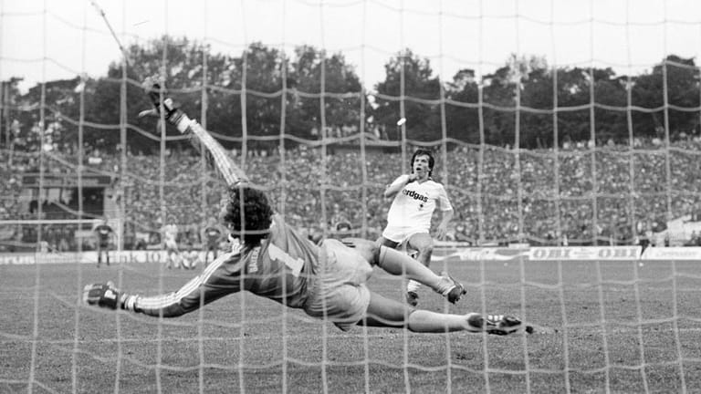 Nach einem titellosen Jahr stehen die Münchner am Ende der Saison 1983/1984 erneut im DFB-Pokal-Finale. Gegen Borussia Mönchengladbach muss das Elfmeterschießen entscheiden. Für die Fohlen vergibt der damals 23-jährige Lothar Matthäus den ersten Versuch. Pikant: Zu diesem Zeitpunkt ist sein Wechsel zu den Bayern bereits bekannt.