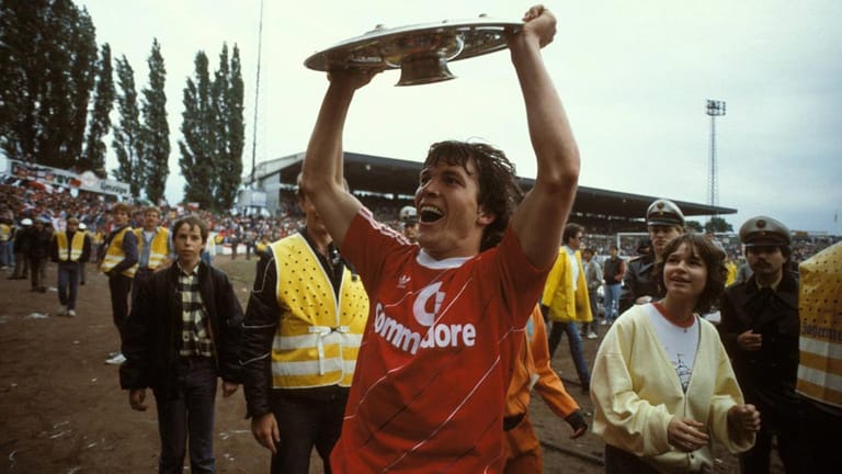 Nach seinem Wechsel an die Isar darf auch Lothar Matthäus jubeln. In der Saison 1984/1985 gelingt dem FC Bayern zum dritten Mal das Kunststück, stets auf Platz eins der Tabelle zu stehen. Trotzdem wird Meistertitel Nummer acht erst am letzten Spieltag mit einem 1:0-Sieg in Braunschweig eingefahren.