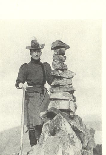 Bergsteigerin Elizabeth Main mit Überrock über Hose und Gamaschen.
