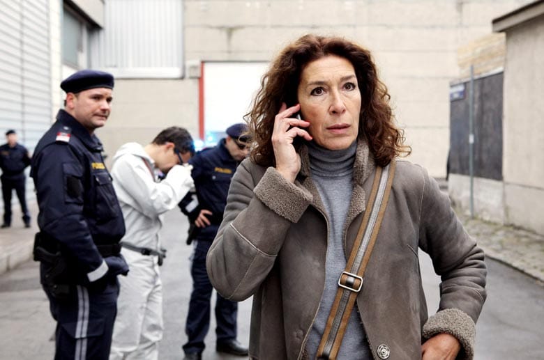 Kurz darauf stellt sie fest, dass sie das Mordopfer noch von ihrer Zeit bei der "Sitte" kennt. Die junge Frau half ihr einst durch ihre Aussage, einen sadistischen Zuhälter hinter Gitter zu bringen. Kurz darauf stellt sie fest, dass sie das Mordopfer noch von ihrer Zeit bei der "Sitte" kennt. Die junge Frau half ihr einst durch ihre Aussage, einen sadistischen Zuhälter hinter Gitter zu bringen.
