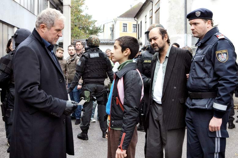Tatverdächtig ist der zwölfjährige Ivo Radneva (brillant gespielt von Abdul Kadir Tuncel). Als Moritz Eisner (Harald Krassnitzer) ihn verhören will, drückt ihm dieser einen Zettel in die Hand. Auf diesem steht: "Ich bin Ivo. Ich bin zwölf Jahre alt. Im Sinn & 74 StGB ist unmündig. Darf nicht strafen." Tatverdächtig ist der zwölfjährige Ivo Radneva (brillant gespielt von Abdul Kadir Tuncel). Als Moritz Eisner (Harald Krassnitzer) ihn verhören will, drückt ihm dieser einen Zettel in die Hand. Auf diesem steht: "Ich bin Ivo. Ich bin zwölf Jahre alt. Im Sinn & 74 StGB ist unmündig. Darf nicht strafen."