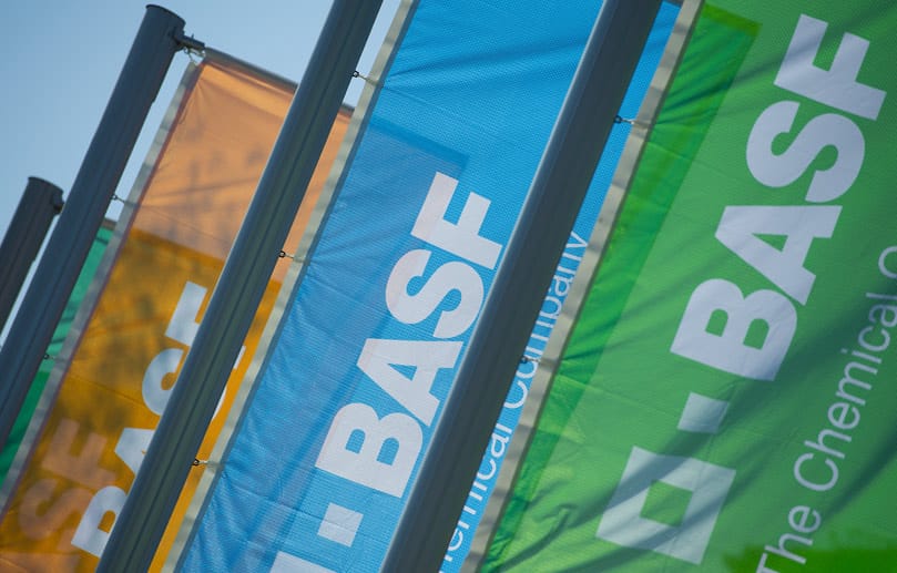 Nur einen Platz schlechter als BMW ist BASF (Platz 34). Das deutsche Chemieunternehmen verbesserte sich um 2,8 Prozent auf 18,9 Milliarden Euro.