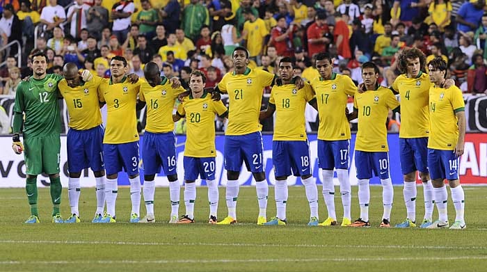 Schulterschluss: Brasilien ist als Gastgeber automatisch qualifiziert. Doch dadurch wächst auch der Druck auf den Rekord-Weltmeister - die ganze Nation erwartet von der Selecao nicht weniger als den sechsten WM-Titel. Vor allem nach den Enttäuschungen zuletzt: 2006 und 2010 war jeweils im Viertelfinale Schluss für die Brasilianer, die bisher bei allen 19. WM-Turnieren dabei waren.