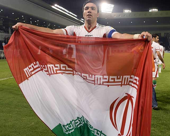Nationalstolz: Der Iran, lange politisch isoliert, bestreitet seine vierte WM. Und diesmal erhoffen sich Kapitän Javad Nekonam (im Bild) und seine Teamkameraden auf mehr Erfolg. Denn bei den bisherigen Teilnahmen in den Jahren 1978, 1998 und 2006 war jeweils nach der Gruppenphase Schluss.