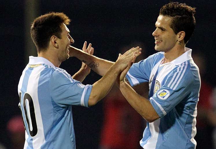 Da jubelt Lionel Messi: Der Superstar der Gauchos darf sich auf die 16. WM-Teilnahme der Argentinier (rechts Fernando Gago) freuen. Die Südamerikaner sind seit 1974 stets beim Titelkampf dabei, sicherten sich 1978 als Gastgeber und acht Jahre später jeweils den Weltpokal. Dagegen war 2002 schon nach den Gruppenspielen Schluss. Bei den vergangenen zwei Weltmeisterschaften war jeweils Deutschland Spielverderber im Viertelfinale: 2006 im Elfmeterschießen, 2010 durch ein 4:0.