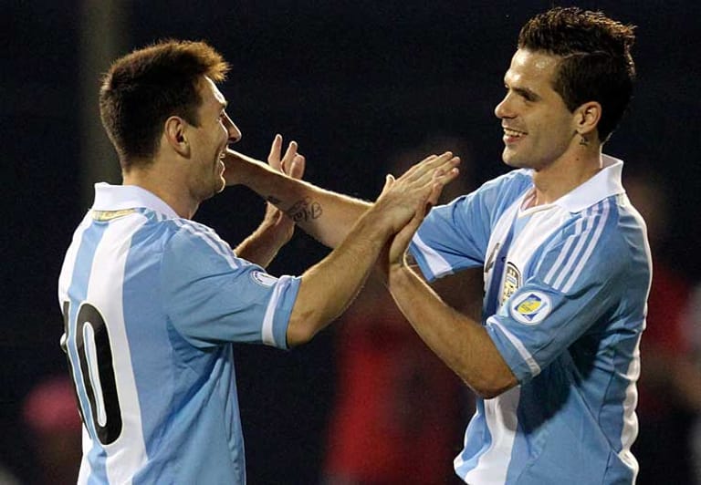 Da jubelt Lionel Messi: Der Superstar der Gauchos darf sich auf die 16. WM-Teilnahme der Argentinier (rechts Fernando Gago) freuen. Die Südamerikaner sind seit 1974 stets beim Titelkampf dabei, sicherten sich 1978 als Gastgeber und acht Jahre später jeweils den Weltpokal. Dagegen war 2002 schon nach den Gruppenspielen Schluss. Bei den vergangenen zwei Weltmeisterschaften war jeweils Deutschland Spielverderber im Viertelfinale: 2006 im Elfmeterschießen, 2010 durch ein 4:0.