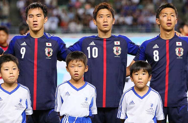 Mittlerweile Dauergast: Seit der Premiere 1998 sind die Japaner um ihren Star Shinji Kagawa (Mitte) regelmäßig dabei. Der Titelkampf 2014 ist also der fünfte in Folge für die Asiaten, die 2002 als Co-Gastgeber und 2010 in Südafrika das Achtelfinale erreichten. Doch sowohl die Türkei als auch Paraguay vor vier Jahren waren jeweils zu stark.
