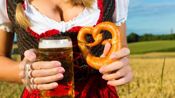 Die Mädels haben ihr bezauberndes Dekolleté, das sie auf den Wies’n mit einem Dirndl effektvoll in Szene setzen können! Mit welchen Styles Sie stilsicher das Oktoberfest überstehen, erfahren Sie hier.