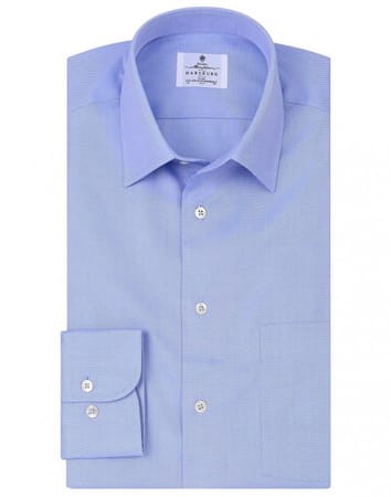 Statt dem obligatorischen Karohemd, empfehlen wir ein klassisches, hellblaues Business-Hemd! Das beweist Stil. Zum Beispiel von Habsburg für etwa 150 Euro, gesehen bei lodenfrey.com.