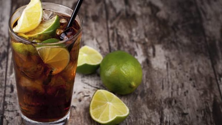 Einer der beliebtesten Klassiker ist der Cuba Libre. Dafür brauchen Sie Weißen Rum, Limetten, Cola und Crushed Ice.