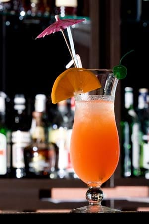 Da viele Lieblingscocktails auf Tequila basieren, wird man sich auch hiervon eine Grundausstattung gönnen wollen. Für Drinks wie den "Tequila Sunrise" oder den "El Diabolo" braucht man neben weißem Tequila auch Cointreau, Curacao Triple Sec und Grenadine.