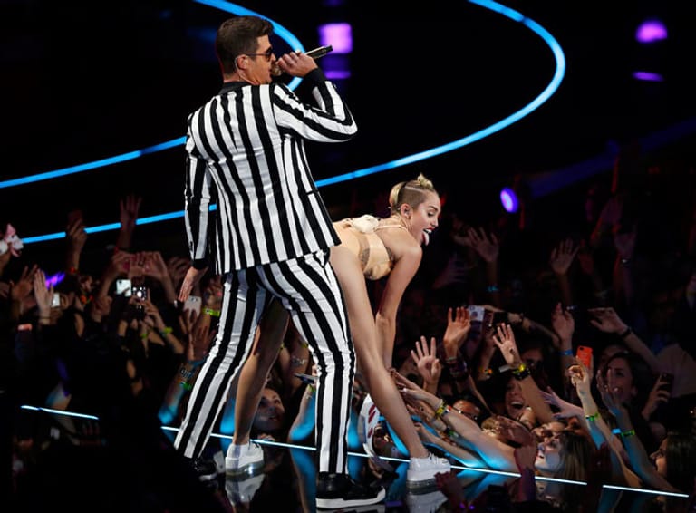 Ende August 2013 trat Miley Cyrus gemeinsam mit Robin Thicke bei den MTV Video Music Awards in New York auf.