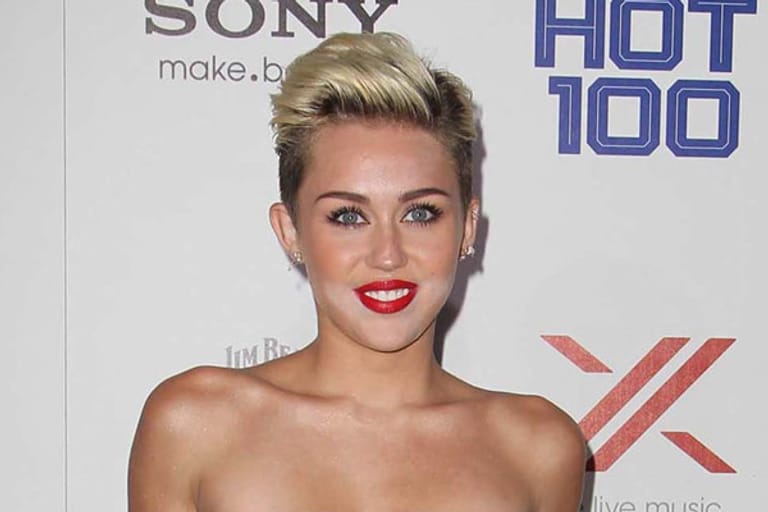 Bei einer Party des Männermagazins "Maxim" im Mai 2013 zeigt sich Miley mit einem Make-up-Unfall auf dem roten Teppich. Das Puder um den Mund erschien durch den Blitz der Kameras weiß.