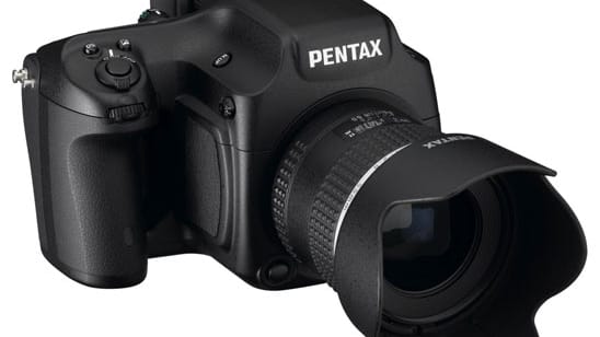 Mit der PENTAX 645D kann sich der Fotograf nur wohl fühlen: Hochauflösende 40 Megapixel und der speziell für die Kamera entwickelte Hochgeschwindigkeitsprozessor PRIME II sollen das Fotografieren zum Erlebnis machen. Dem Fotografen stehen außerdem über 10 hochwertige Objektive aus dem Hause PENTAX zur Verfügung. Ab 5999 Euro ist dieses Schmuckstück zu haben.