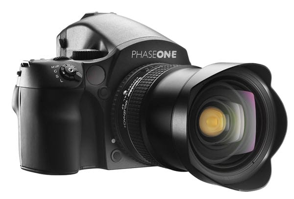 PhaseOne bringt mit der 645DF+ ein erstklassiges Produkt auf den Markt. Die Mittelformatkamera bietet alles, was das Fotografenherz begehrt: einen schnellen und genauen Autofokus, detaillierte Aufnahmen in großartiger Qualität und ein breites Objektivangebot von über 80 Gläsern. Gibt's derzeit nur als Import für etwa 4300 Euro.