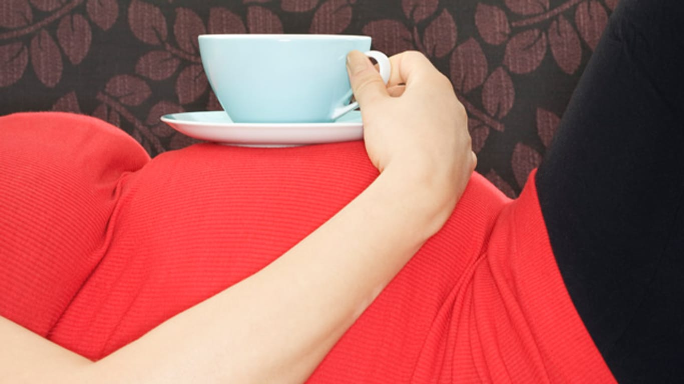 Kaffee und Tee können dem ungeborenen Kind schaden