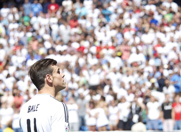 Gareth Bale, Real Madrid: Noch etwas scheu schaut Reals 100-Millionen-Mann bei der Präsentation des neuen Champions-League-Trikots. Beim 2:2 gegen den FC Villarreal gab der Waliser bereits sein Debüt und erzielte prompt ein Tor.