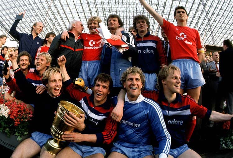 Wenig später dürfen Latteks Rot-Weiße Bomber auch noch den DFB-Pokal in den Händen halten. Beim 5:2-Final-Sieg gegen den VfB Stuttgart vor 76.000 Zuschauern in Berlin schnürt Roland Wohlfahrt einen Dreierpack, Michael Rummenigge (vorne li. mit Pokal) trifft doppelt. Das Double 1985/1986 ist perfekt.
