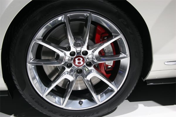 Eigens für den V8 S entworfen: Die 20-Zoll-Felgen im "Open-spoke"-Design geben den Blick frei auf die rot lackierten Bremssättel.