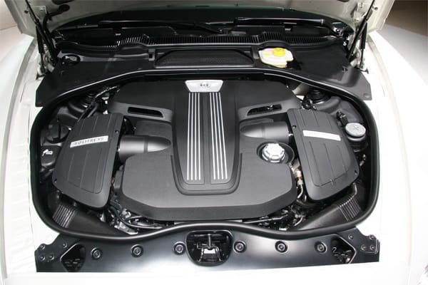 Unter der Motorhaube kommt ein 4,0-Liter-V8 mit zwei Turboladern zum Einsatz, der auch im Bentley-Continental-GT3-Rennwagen für Vortrieb sorgt.