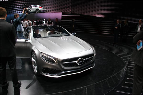 Die Front des S-Klasse Coupés orientiert sich stark am aktuellen Mercedes-Gesicht.