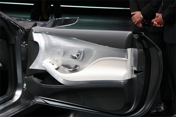 An den Türtafeln finden sich neue und alte Mercedes-Gestaltungselemente: großflächig eingesetztes Aluminium und die klassische Sitzverstellung.