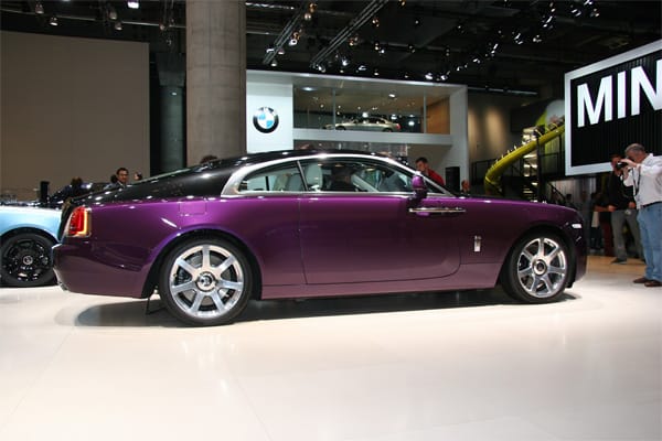 Mit 5,27 Metern Außenlänge zählt der Wraith zu den größten Coupés, doch der zweitürige Rolls-Royce Phantom ist mit 5,61 Metern noch länger.