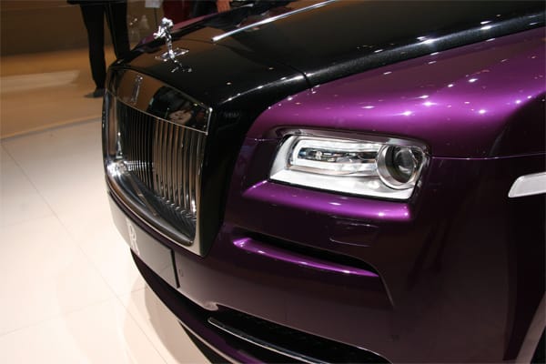 Typisch Rolls-Royce: Am imposanten Grill und der Kühlerfigur "Spirit of Extacy" wird die Herkunft des Wraith auf den ersten Blick klar.