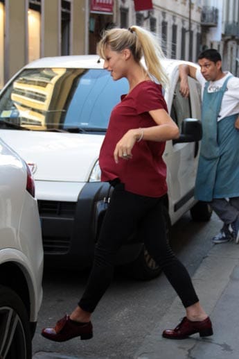 Die schwangere Michele Hunziker in den Straßen von Mailand.