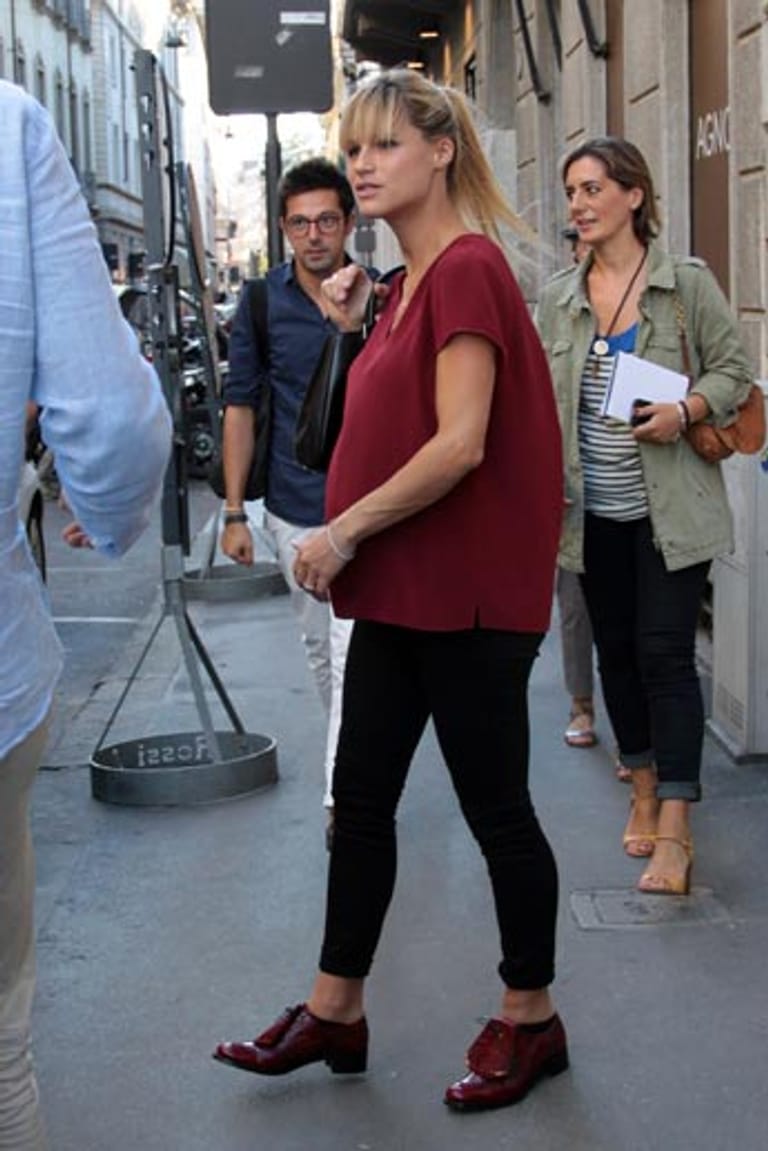 Die schwangere Michele Hunziker in den Straßen von Mailand.