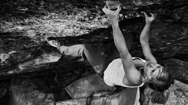 "Spotter" schützen den beim Bouldern im Falle eines Sturzes.