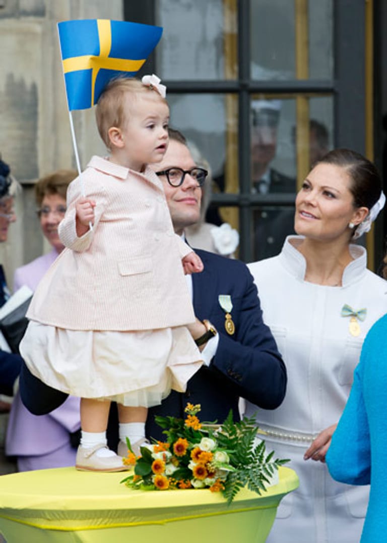 Prinzessin Estelle bezauberte Familie und Royal-Fans beim Thronjubiläum von Opa Carl Gustaf.