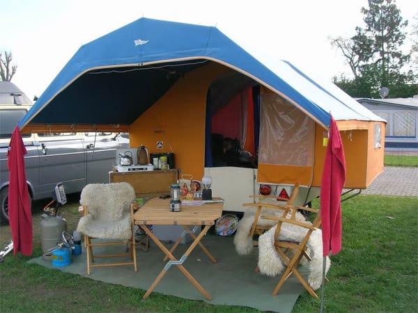 Historische Campingfahrzeuge: Zeltanhänger.