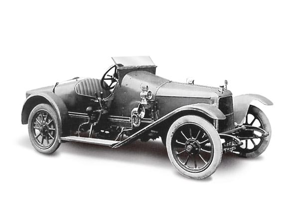 Am 15. Januar 1913 gründen Robert Bamford und Lionel Martin in London das Unternehmen "Bamford and Martin Ltd." für den Vertrieb von Singer-Automobilen. Doch erst unter dem Firmennamen "Aston Martin" im Jahr 1915 erhält das erste Auto seine Zulassung: der "Coal Scuttle".