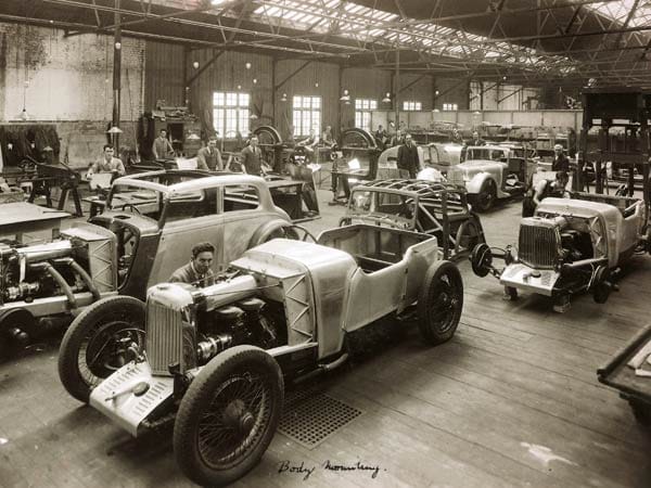 Werk in Feltham: Produktion von Aston Martin-Automobilen des Typs Mark II Mitte der 1930er Jahre.