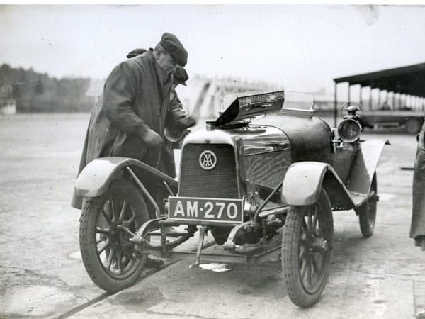 Lionel Martin und sein Aston Martin: Der Firmengründer auf der Rennstrecke von Brooklands Anfang der 1920er Jahre.