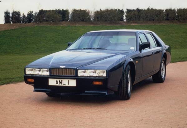 1976 stellt Aston Martin den keilförmigen "Lagonda" vor, der von William Towns designt wurde. Doch auch dieser konnte das Unternehmen damals nicht aus der Verlustzone holen.