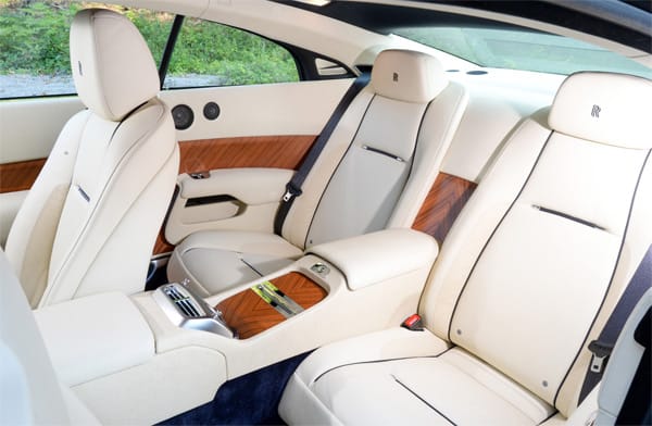 Trotz der Fahrer-orientierten Auslegung reist man im Rolls-Royce Wraith auch in der zweiten Sitzreihe erstklassig.