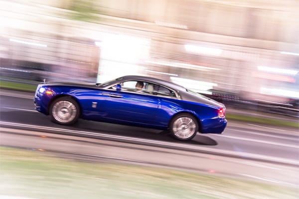 Rolls-Royce begrenzt die Höchstgeschwindigkeit auf 250 km/h. Mit seinem 632 PS starken V12-Motor könnte der Wraith eigentlich auch noch schneller fahren.