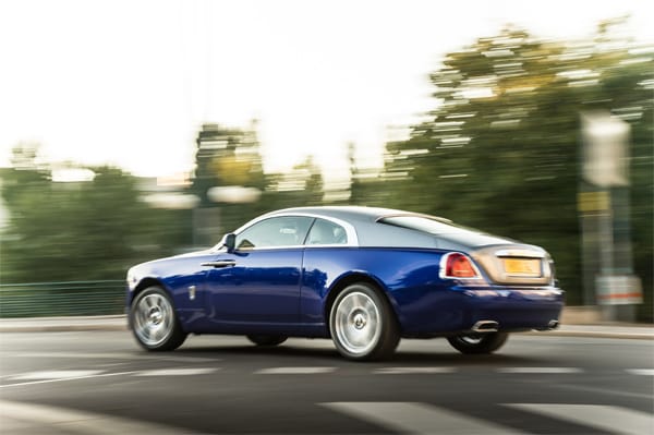 Mit der zweifarbigen Lackierung knüpft Rolls-Royce an die eigenen Tradition an.