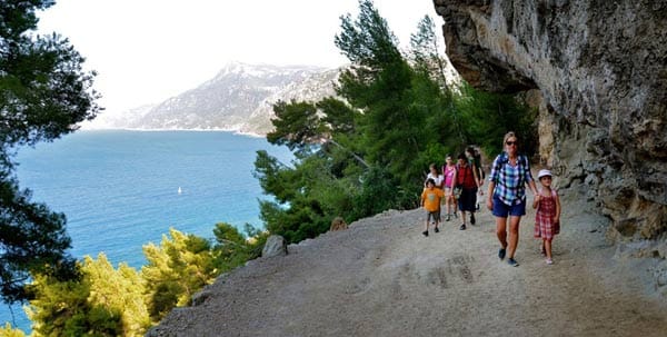 Wandern mit Kindern auf im Tramuntana-Gebirge von Mallorca.